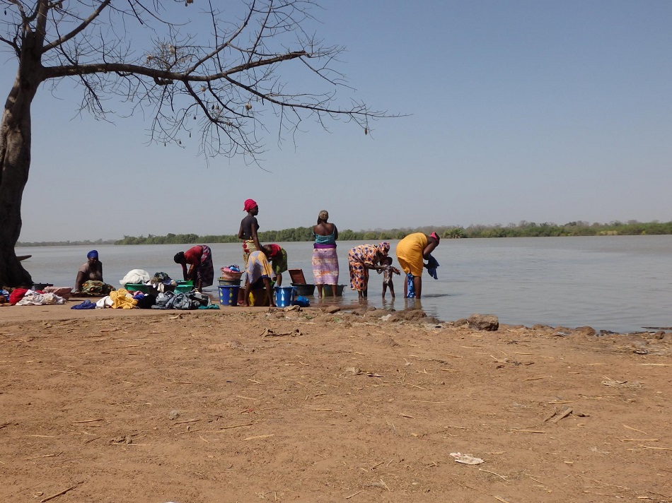 gambiaanse vrouwen wassen in de rivier